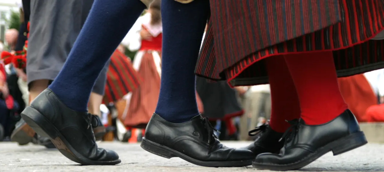 Närbild på folkdansares fötter under dans i folkdräkt